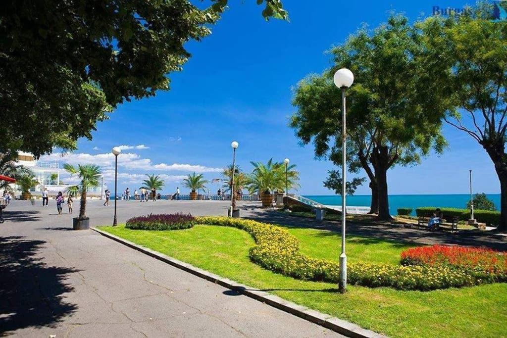 Comfy Home In The Heart Of Burgas Esterno foto